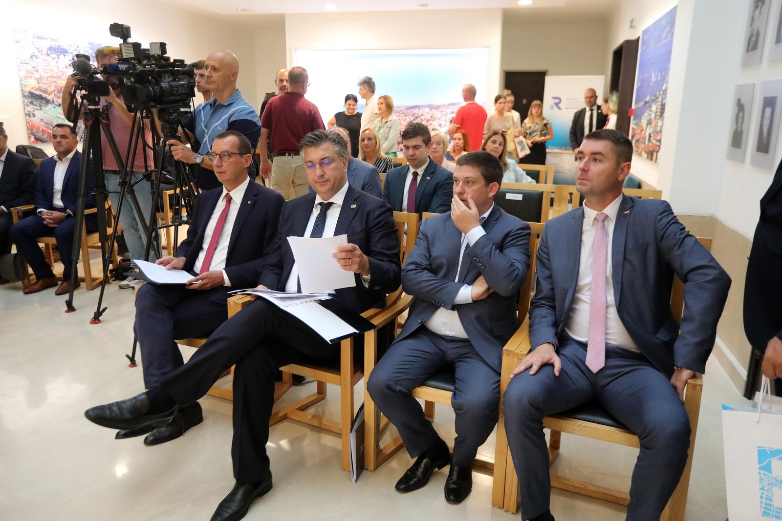 Rijeka: Premijer Plenković i ministri Butković i Filipović posjetili su grad Rijeku i sklopili ugovor o poboljšanju vodno-komunalne infrastrukture Rijeka: Premijer Plenković i ministri Butković i Filipović posjetili su grad Rijeku i sklopili ugovor o poboljšanju vodno-komunalne infrastrukture