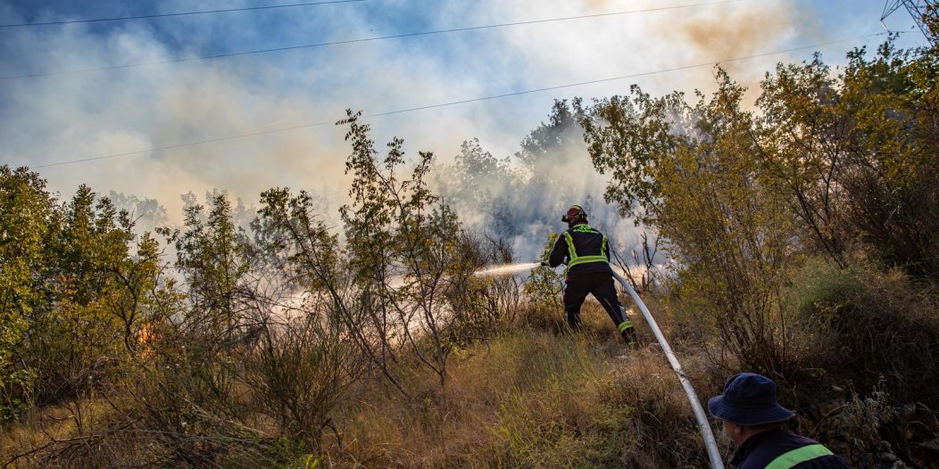 Gori iznad Orašca, vatrogasci uspjeli obraniti kuće u Ljupču, stigla 4 kanadera Gori iznad Orašca, vatrogasci uspjeli obraniti kuće u Ljupču, stigla 4 kanadera