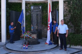 Spomenik braniteljima na groblju u Sv. Luciji Spomenik braniteljima na groblju u Sv. Luciji