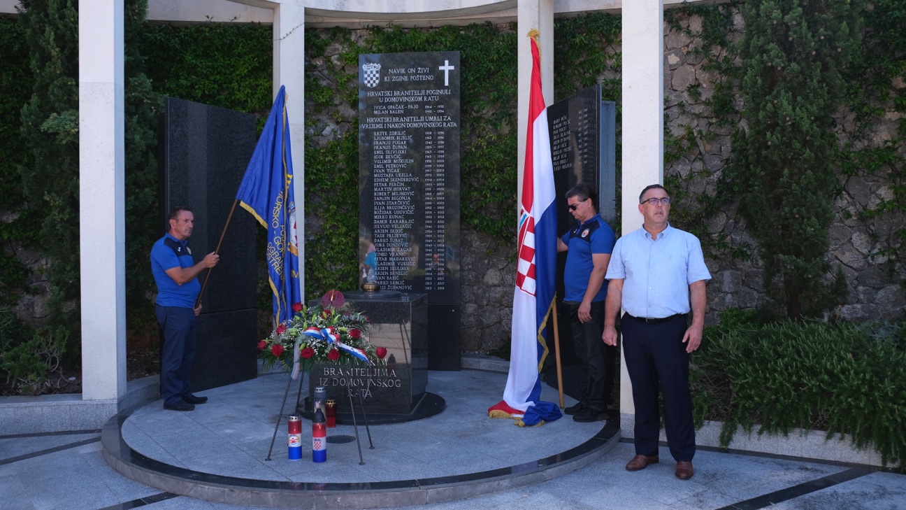 Spomenik braniteljima na groblju u Sv. Luciji Spomenik braniteljima na groblju u Sv. Luciji