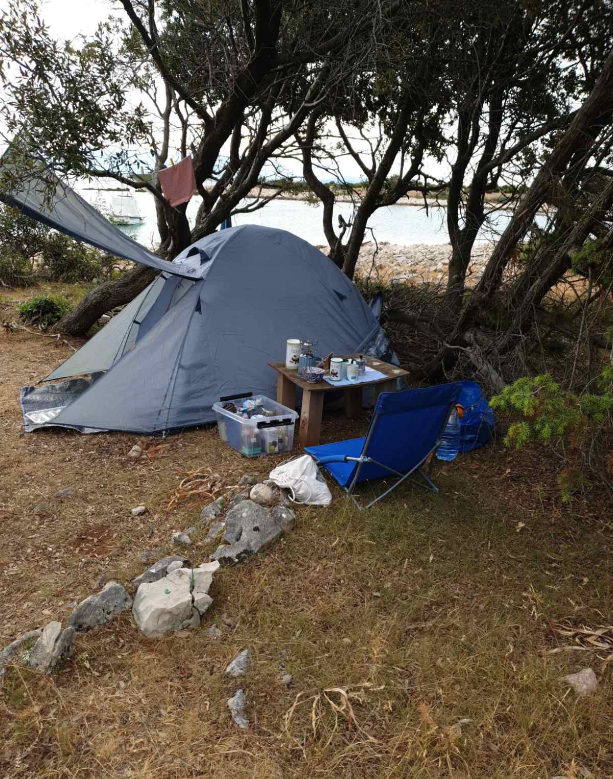 ilegalno kampiranje grad Cres 12 ilegalno kampiranje grad Cres 12