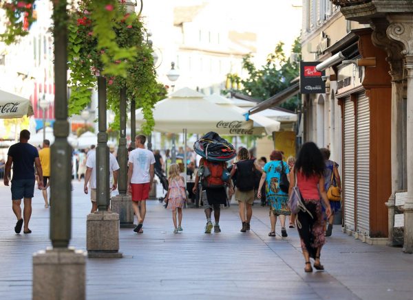 Rijeka: Turisti u popodnevnoj šetnji Korzom