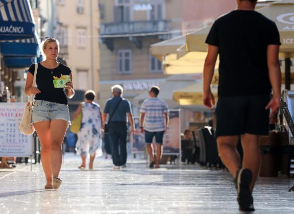 Rijeka: Turisti u popodnevnoj šetnji Korzom