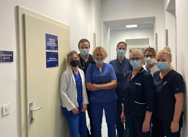 Ivana Mikolašević sa suradnicima pred ambulantom