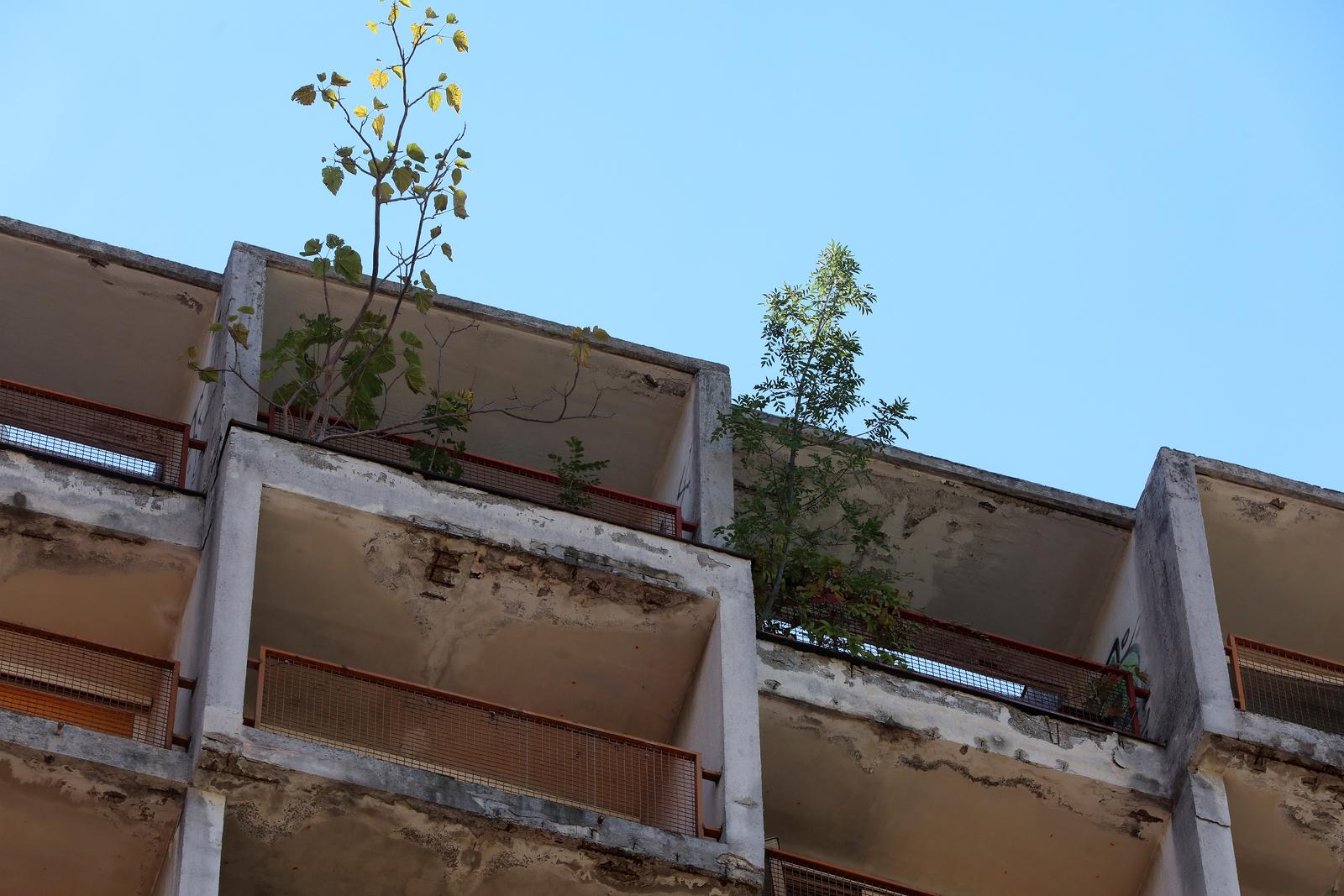 Rijeka: Nekadašnji neboder HŽ-a, koji sada pripada Sveučilištu, iz dana u dan propada Rijeka: Nekadašnji neboder HŽ-a, koji sada pripada Sveučilištu, iz dana u dan propada