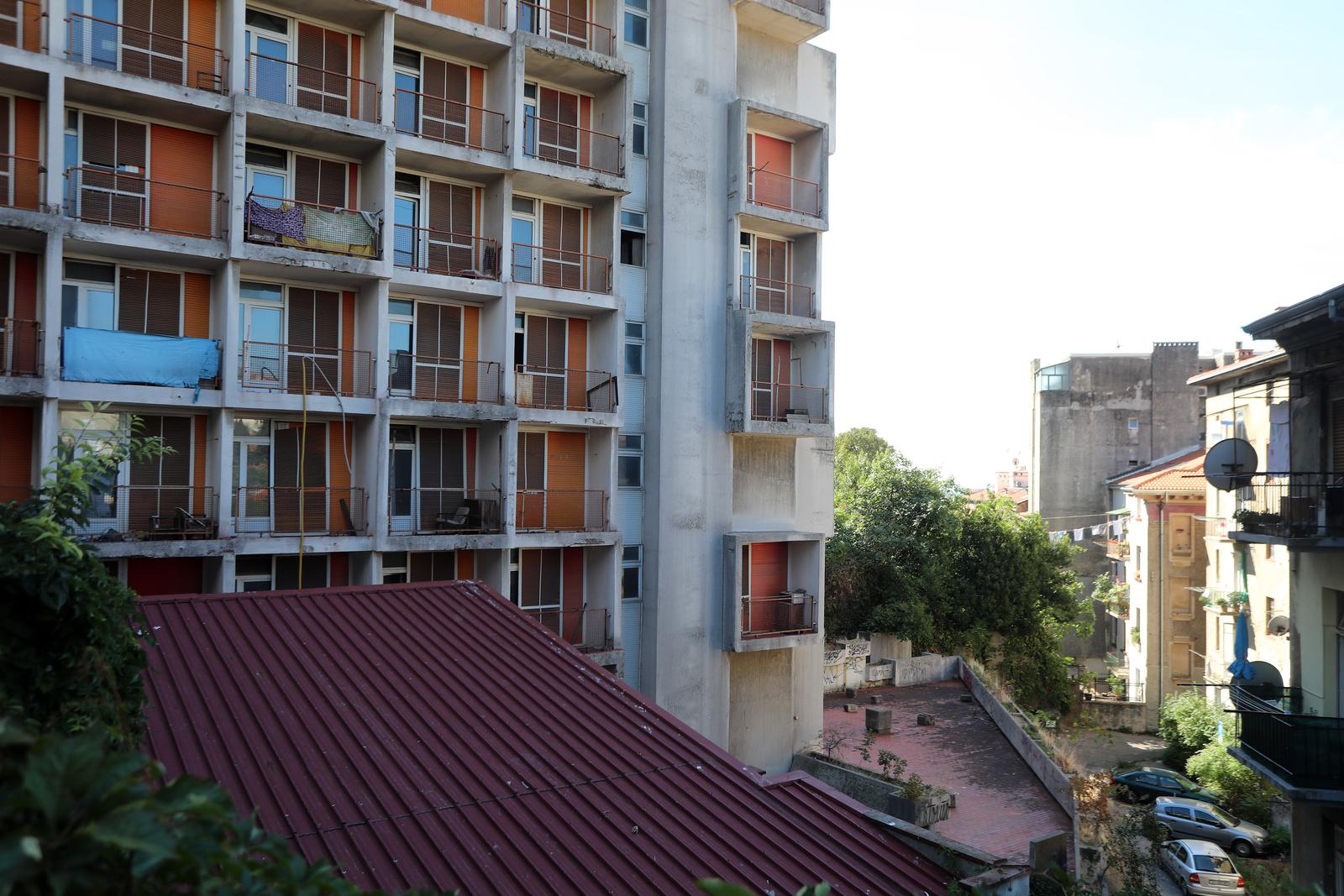 Rijeka: Nekadašnji neboder HŽ-a, koji sada pripada Sveučilištu, iz dana u dan propada Rijeka: Nekadašnji neboder HŽ-a, koji sada pripada Sveučilištu, iz dana u dan propada
