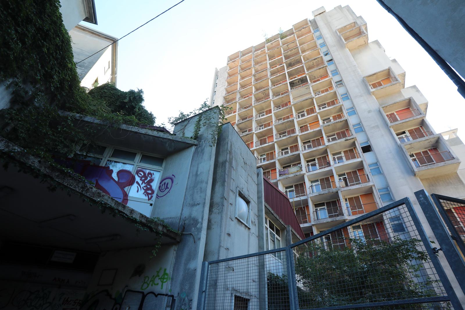 Rijeka: Nekadašnji neboder HŽ-a, koji sada pripada Sveučilištu, iz dana u dan propada Rijeka: Nekadašnji neboder HŽ-a, koji sada pripada Sveučilištu, iz dana u dan propada