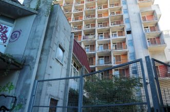Rijeka: Nekadašnji neboder HŽ-a, koji sada pripada Sveučilištu, iz dana u dan propada Rijeka: Nekadašnji neboder HŽ-a, koji sada pripada Sveučilištu, iz dana u dan propada
