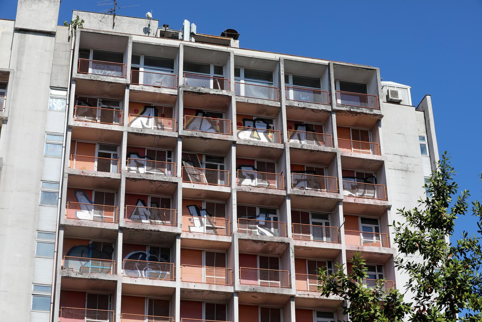 Rijeka: Nekadašnji neboder HŽ-a, koji sada pripada Sveučilištu, iz dana u dan propada Rijeka: Nekadašnji neboder HŽ-a, koji sada pripada Sveučilištu, iz dana u dan propada