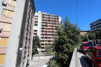 Rijeka: Nekadašnji neboder HŽ-a, koji sada pripada Sveučilištu, iz dana u dan propada Rijeka: Nekadašnji neboder HŽ-a, koji sada pripada Sveučilištu, iz dana u dan propada