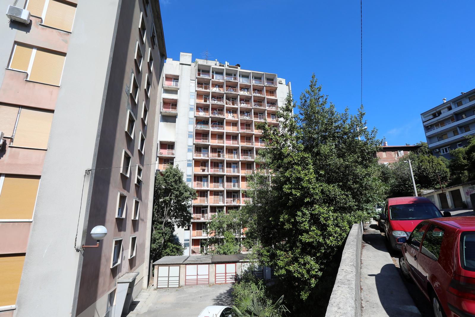 Rijeka: Nekadašnji neboder HŽ-a, koji sada pripada Sveučilištu, iz dana u dan propada Rijeka: Nekadašnji neboder HŽ-a, koji sada pripada Sveučilištu, iz dana u dan propada