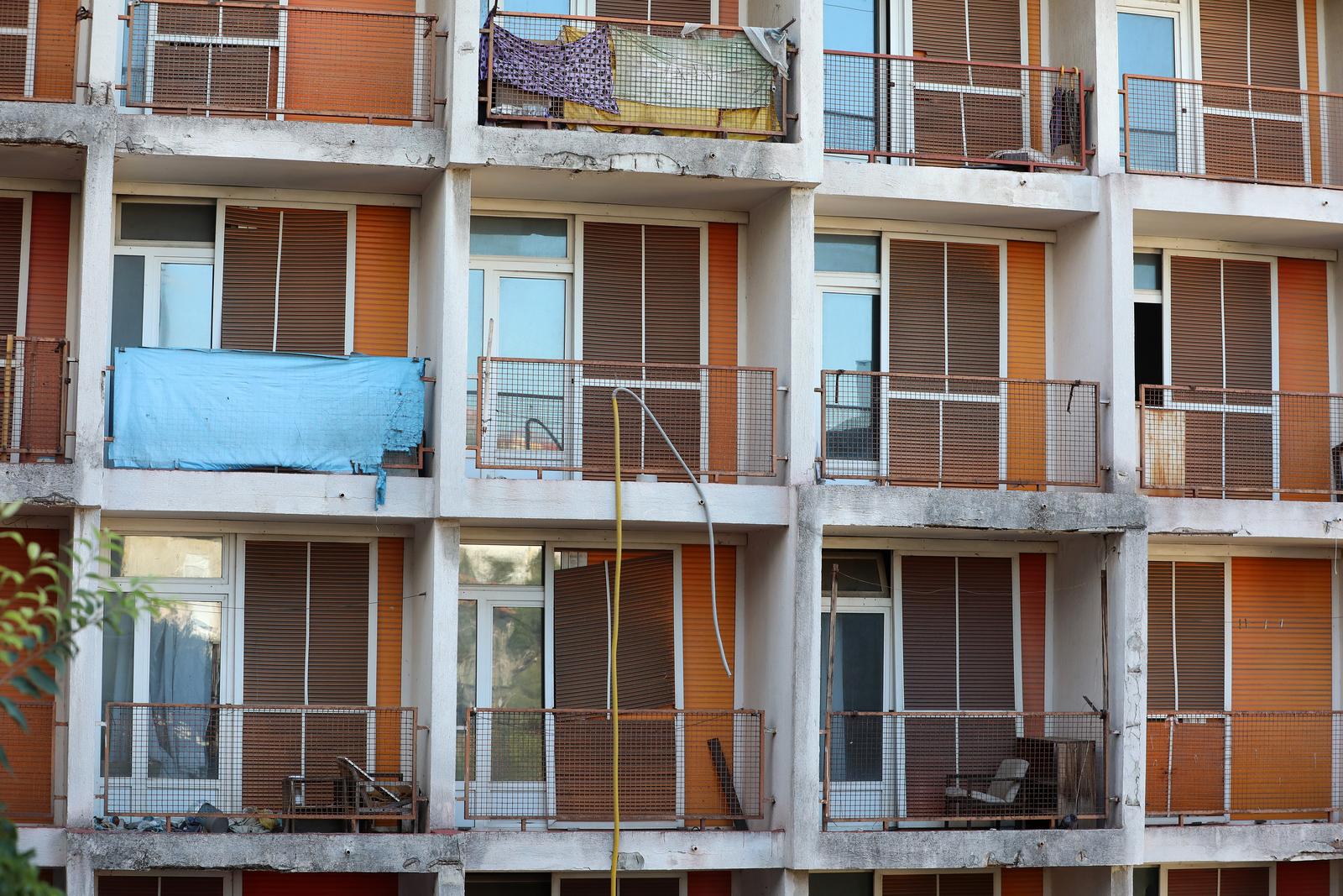 Rijeka: Nekadašnji neboder HŽ-a, koji sada pripada Sveučilištu, iz dana u dan propada Rijeka: Nekadašnji neboder HŽ-a, koji sada pripada Sveučilištu, iz dana u dan propada