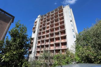 Rijeka: Nekadašnji neboder HŽ-a, koji sada pripada Sveučilištu, iz dana u dan propada Rijeka: Nekadašnji neboder HŽ-a, koji sada pripada Sveučilištu, iz dana u dan propada