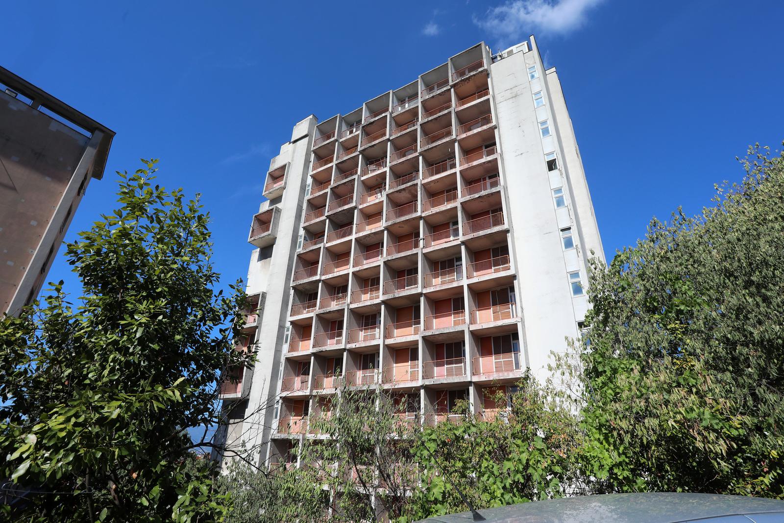 Rijeka: Nekadašnji neboder HŽ-a, koji sada pripada Sveučilištu, iz dana u dan propada Rijeka: Nekadašnji neboder HŽ-a, koji sada pripada Sveučilištu, iz dana u dan propada