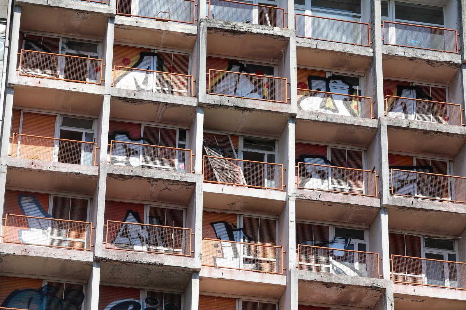 Rijeka: Nekadašnji neboder HŽ-a, koji sada pripada Sveučilištu, iz dana u dan propada Rijeka: Nekadašnji neboder HŽ-a, koji sada pripada Sveučilištu, iz dana u dan propada