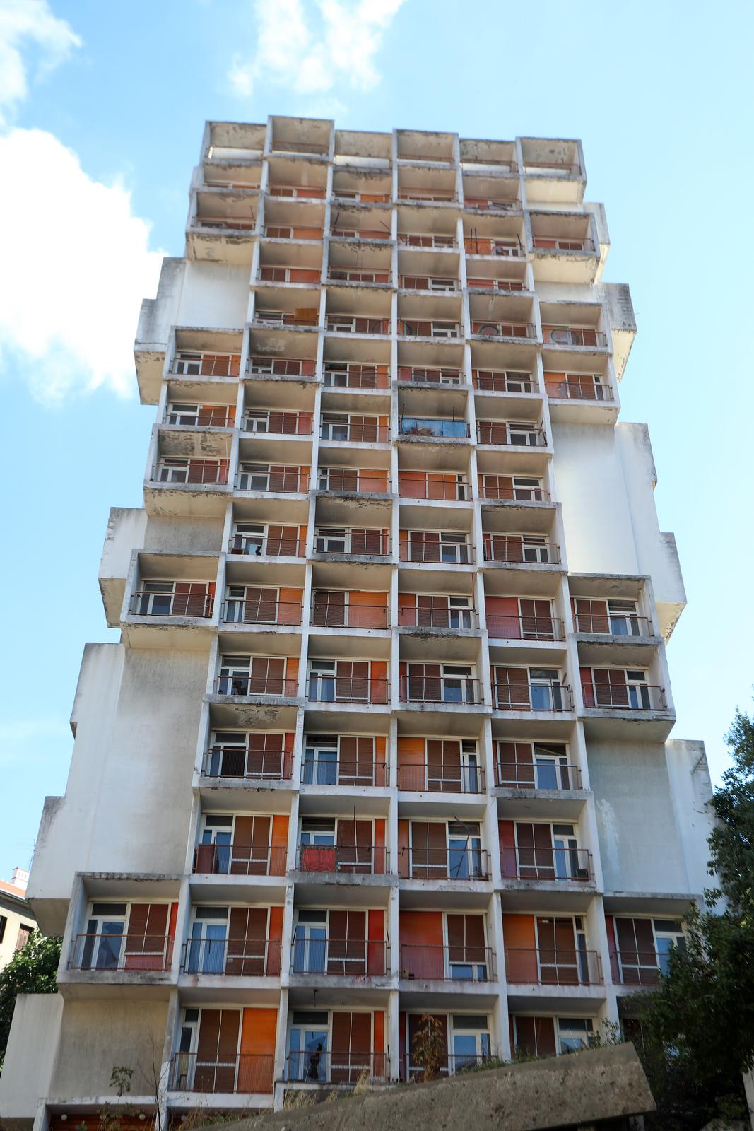 Rijeka: Nekadašnji neboder HŽ-a, koji sada pripada Sveučilištu, iz dana u dan propada Rijeka: Nekadašnji neboder HŽ-a, koji sada pripada Sveučilištu, iz dana u dan propada