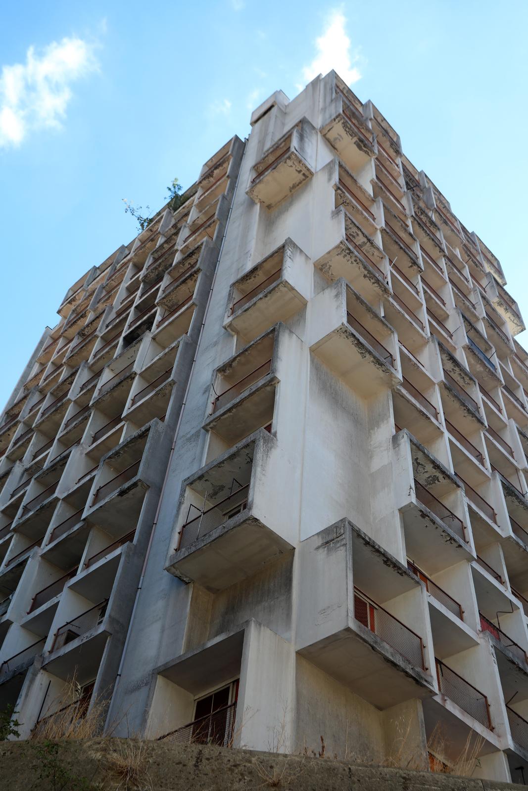 Rijeka: Nekadašnji neboder HŽ-a, koji sada pripada Sveučilištu, iz dana u dan propada Rijeka: Nekadašnji neboder HŽ-a, koji sada pripada Sveučilištu, iz dana u dan propada