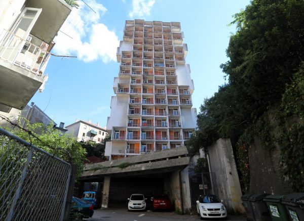 Rijeka: Nekadašnji neboder HŽ-a, koji sada pripada Sveučilištu, iz dana u dan propada