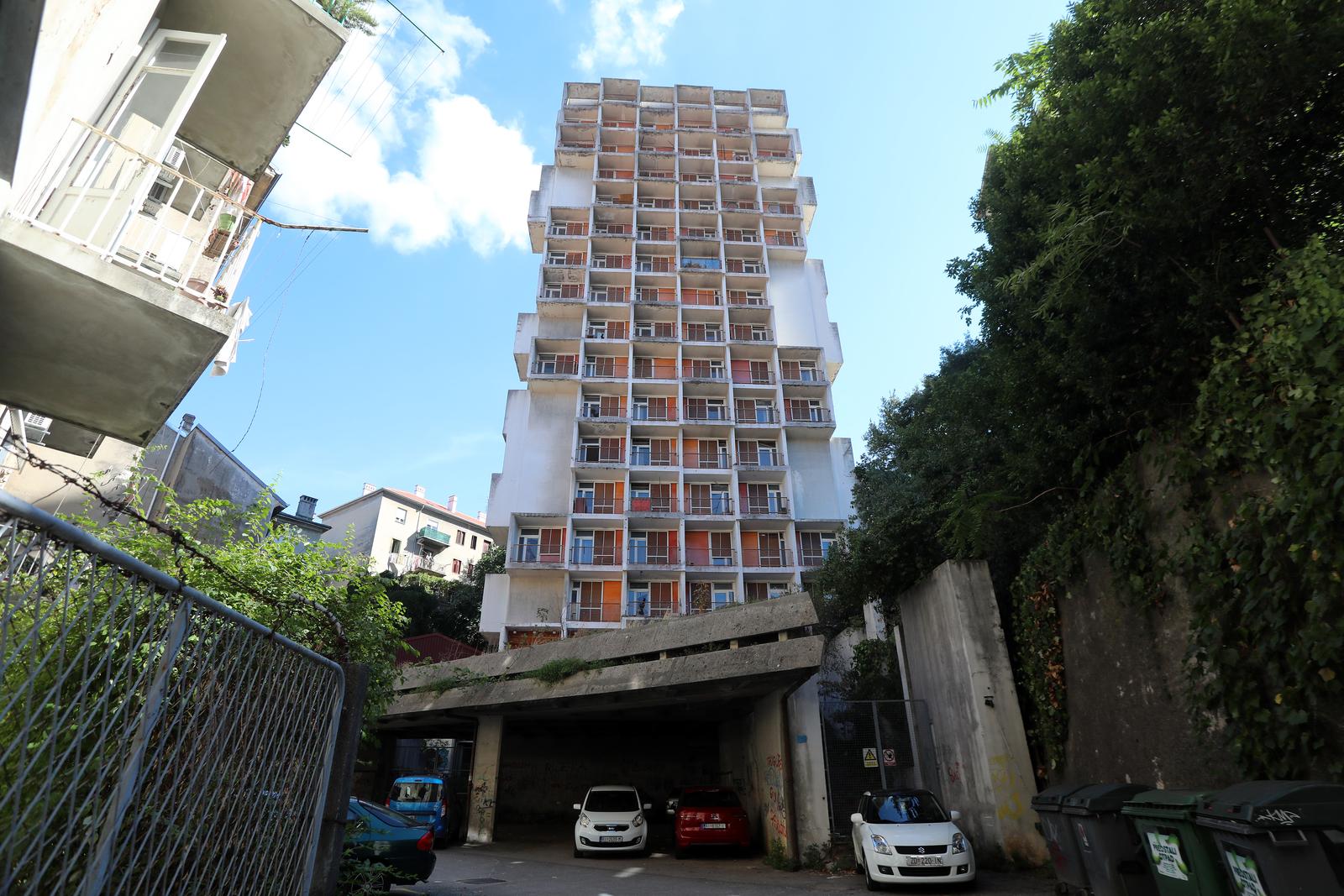 Rijeka: Nekadašnji neboder HŽ-a, koji sada pripada Sveučilištu, iz dana u dan propada Rijeka: Nekadašnji neboder HŽ-a, koji sada pripada Sveučilištu, iz dana u dan propada