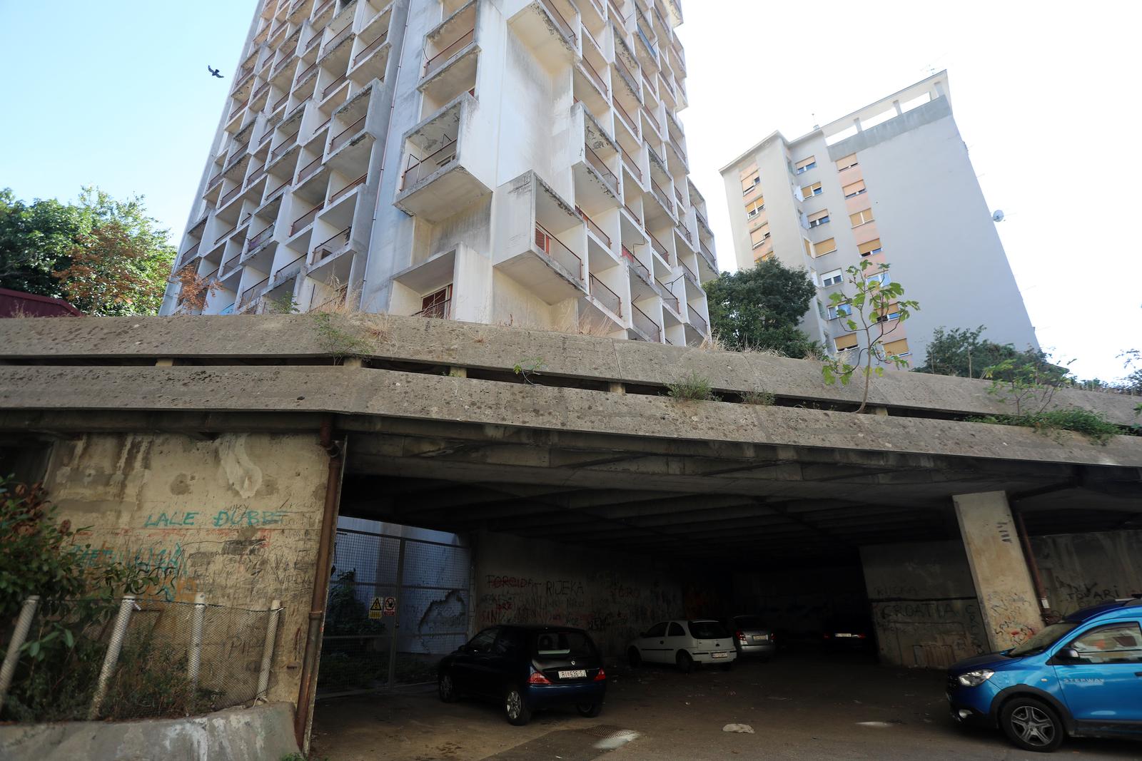 Rijeka: Nekadašnji neboder HŽ-a, koji sada pripada Sveučilištu, iz dana u dan propada Rijeka: Nekadašnji neboder HŽ-a, koji sada pripada Sveučilištu, iz dana u dan propada