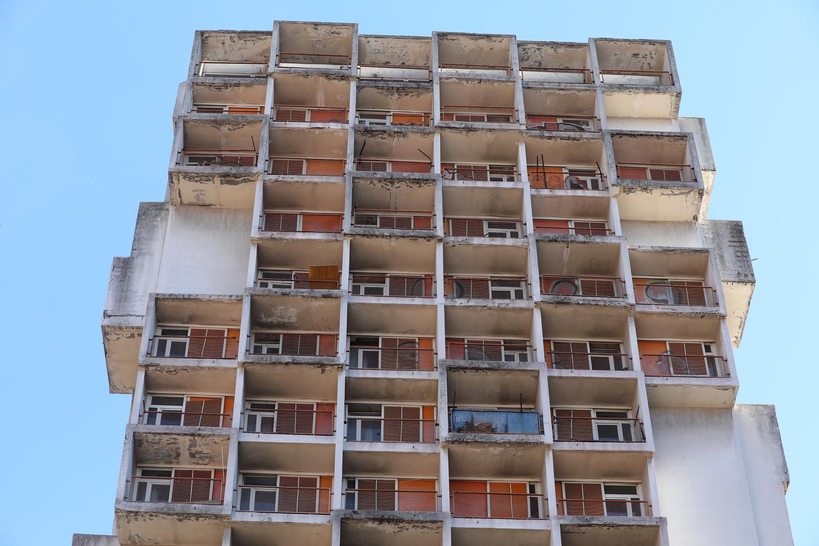 Rijeka: Nekadašnji neboder HŽ-a, koji sada pripada Sveučilištu, iz dana u dan propada Rijeka: Nekadašnji neboder HŽ-a, koji sada pripada Sveučilištu, iz dana u dan propada