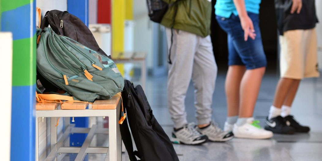 Danas počinje nova školska godina, učenici su stigli u školu Danas počinje nova školska godina, učenici su stigli u školu
