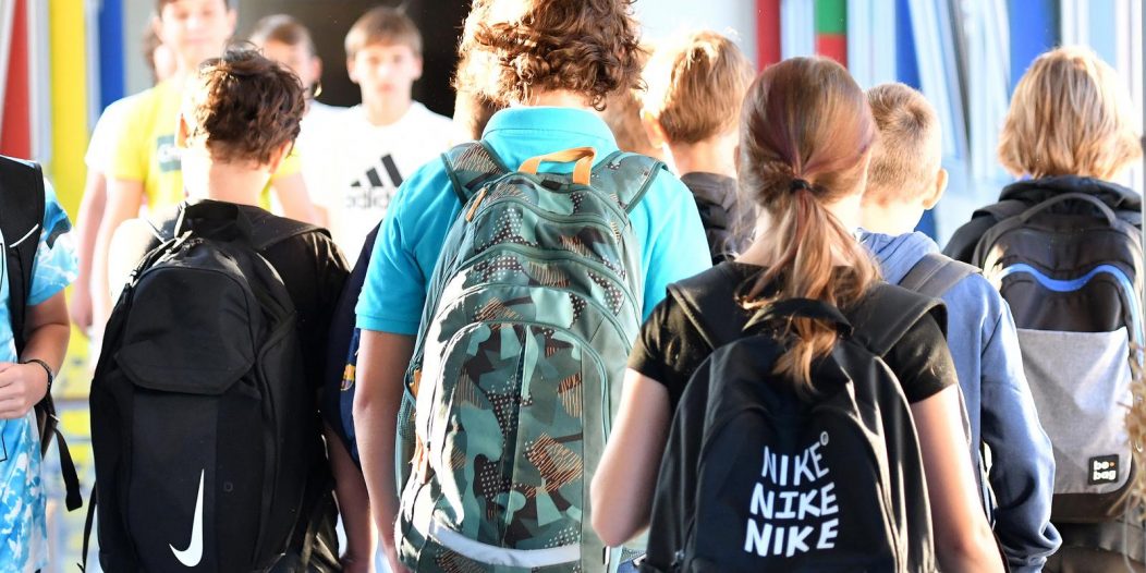 Danas počinje nova školska godina, učenici su stigli u školu Danas počinje nova školska godina, učenici su stigli u školu