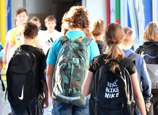 Danas počinje nova školska godina, učenici su stigli u školu