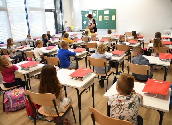 Koprivnica: U?enici dolaze na nastavu u novoizgra?enu kolu Podolice