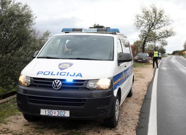 Šibenik: Na vrpoljačkoj cesti došlo do prevrtanja osobnog automobila