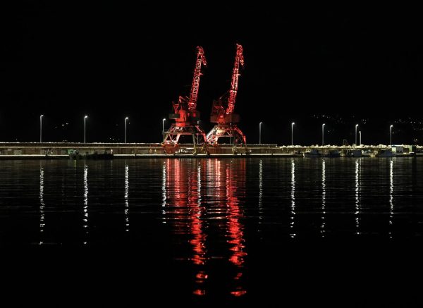 Rijeka: Lučke dizalice i fontana osvjetljenje crvenim svjetlima povodom Svjetskog dana svjesnosti o Duchenne mišićnoj distrofiji