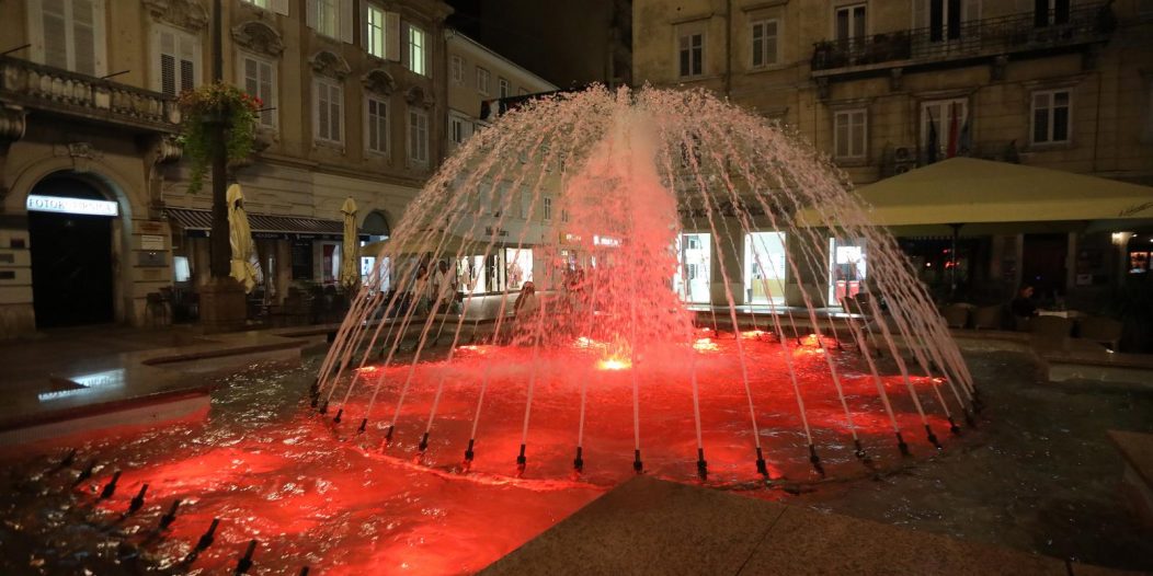 Rijeka: Lučke dizalice i fontana osvjetljenje crvenim svjetlima povodom Svjetskog dana svjesnosti o Duchenne mišićnoj distrofiji Rijeka: Lučke dizalice i fontana osvjetljenje crvenim svjetlima povodom Svjetskog dana svjesnosti o Duchenne mišićnoj distrofiji