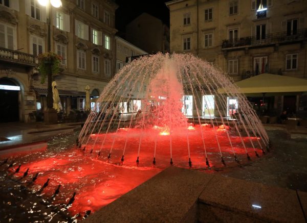 Rijeka: Lučke dizalice i fontana osvjetljenje crvenim svjetlima povodom Svjetskog dana svjesnosti o Duchenne mišićnoj distrofiji