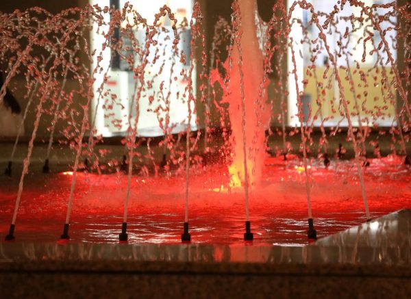 Rijeka: Lučke dizalice i fontana osvjetljenje crvenim svjetlima povodom Svjetskog dana svjesnosti o Duchenne mišićnoj distrofiji