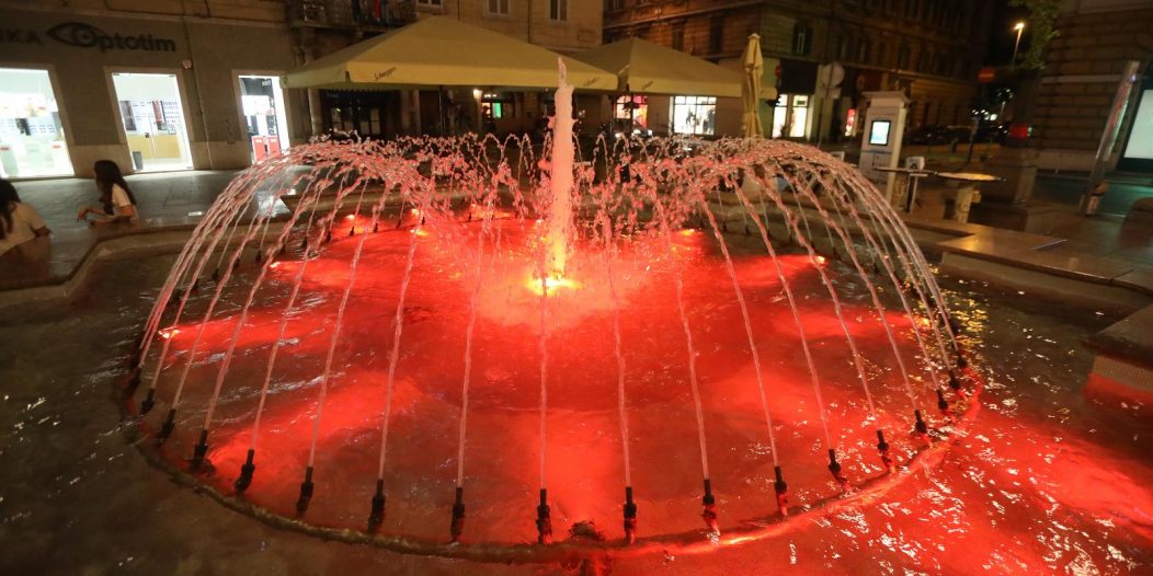 Rijeka: Lučke dizalice i fontana osvjetljenje crvenim svjetlima povodom Svjetskog dana svjesnosti o Duchenne mišićnoj distrofiji Rijeka: Lučke dizalice i fontana osvjetljenje crvenim svjetlima povodom Svjetskog dana svjesnosti o Duchenne mišićnoj distrofiji