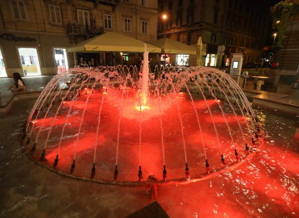 Rijeka: Lučke dizalice i fontana osvjetljenje crvenim svjetlima povodom Svjetskog dana svjesnosti o Duchenne mišićnoj distrofiji