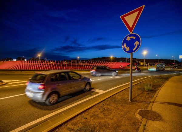 Pulski rotor osvijetljen crveno povodom Svjetskog dana svjesnosti o mišićnoj distrofiji