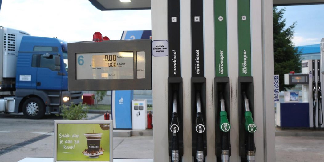 Od ponoći niže cijene goriva na benzinskim postajama Od ponoći niže cijene goriva na benzinskim postajama