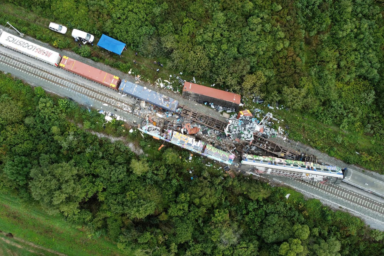 Nove fotografije iz zraka s mjesta nesreća putničkog i teretnog vlaka Nove fotografije iz zraka s mjesta nesreća putničkog i teretnog vlaka