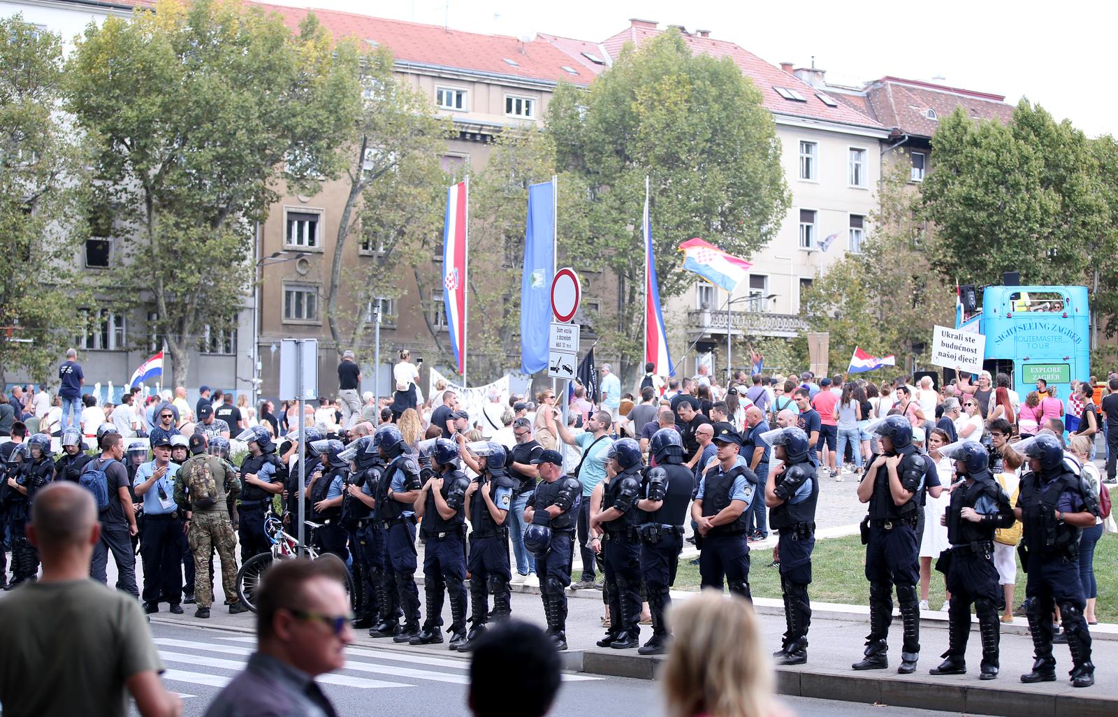 Zagreb: Održan prosvjed “Dajemo vam otkaz” ispred sjedišta HDZ-a Zagreb: Održan prosvjed “Dajemo vam otkaz” ispred sjedišta HDZ-a
