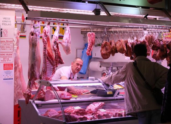 Rijeka: Bogata ponuda janjetine u mesnicama na tržnici
