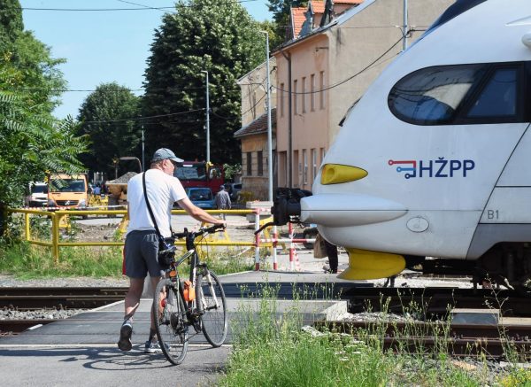 Sisak: Opasan pružni prijelaz iz Rimske u Zvonimirovu ulicu Sisak: Opasan pružni prijelaz iz Rimske u Zvonimirovu ulicu