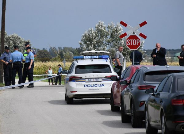 Bolfan: Žena i dvoje djece poginuli u naletu vlaka na automobil