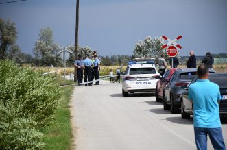 Bolfan: Žena i dvoje djece poginuli u naletu vlaka na automobil Bolfan: Žena i dvoje djece poginuli u naletu vlaka na automobil