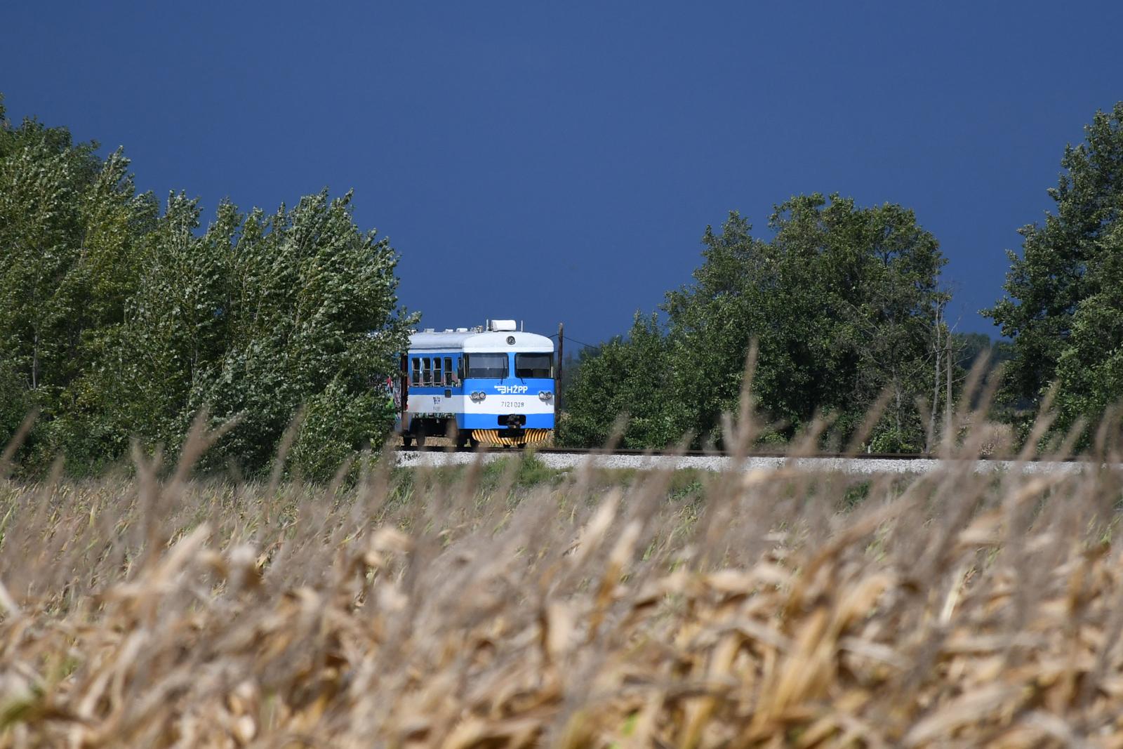 Bolfan: Žena i dvoje djece poginuli u naletu vlaka na automobil Bolfan: Žena i dvoje djece poginuli u naletu vlaka na automobil
