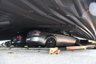 Čazma: Pet automobila oštećeno je kada je na njih pao krov Čazma: Pet automobila oštećeno je kada je na njih pao krov