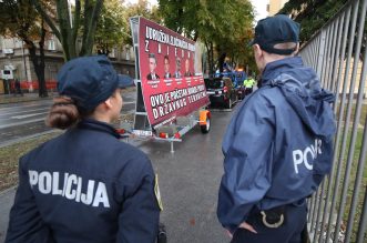 Zagreb: Ispred suda u Ilici “pauk” odvozi automobil s plakatom podrške Franciškoviću Zagreb: Ispred suda u Ilici “pauk” odvozi automobil s plakatom podrške Franciškoviću
