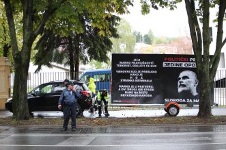 Zagreb: Ispred suda u Ilici “pauk” odvozi automobil s plakatom podrške Franciškoviću Zagreb: Ispred suda u Ilici “pauk” odvozi automobil s plakatom podrške Franciškoviću