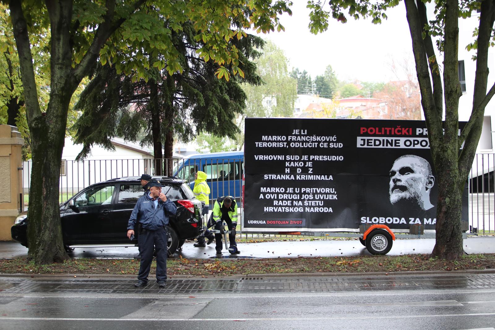 Zagreb: Ispred suda u Ilici “pauk” odvozi automobil s plakatom podrške Franciškoviću Zagreb: Ispred suda u Ilici “pauk” odvozi automobil s plakatom podrške Franciškoviću
