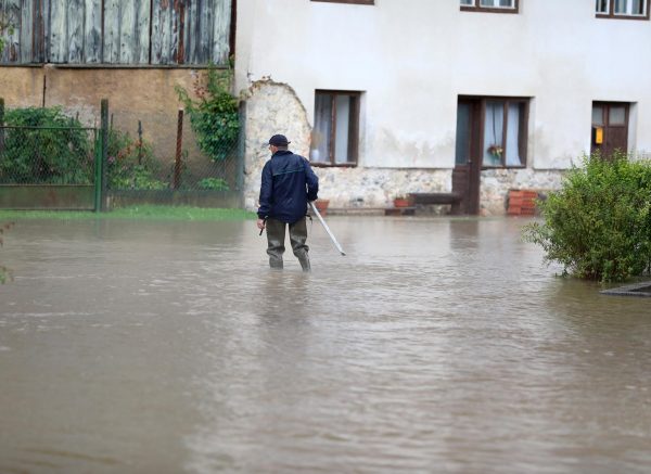 Obilna kiša izazvala je podizanje vodostaja rijeke Kupe i njenih pritoka koji su poplavili prometnice, kuće i vrtove